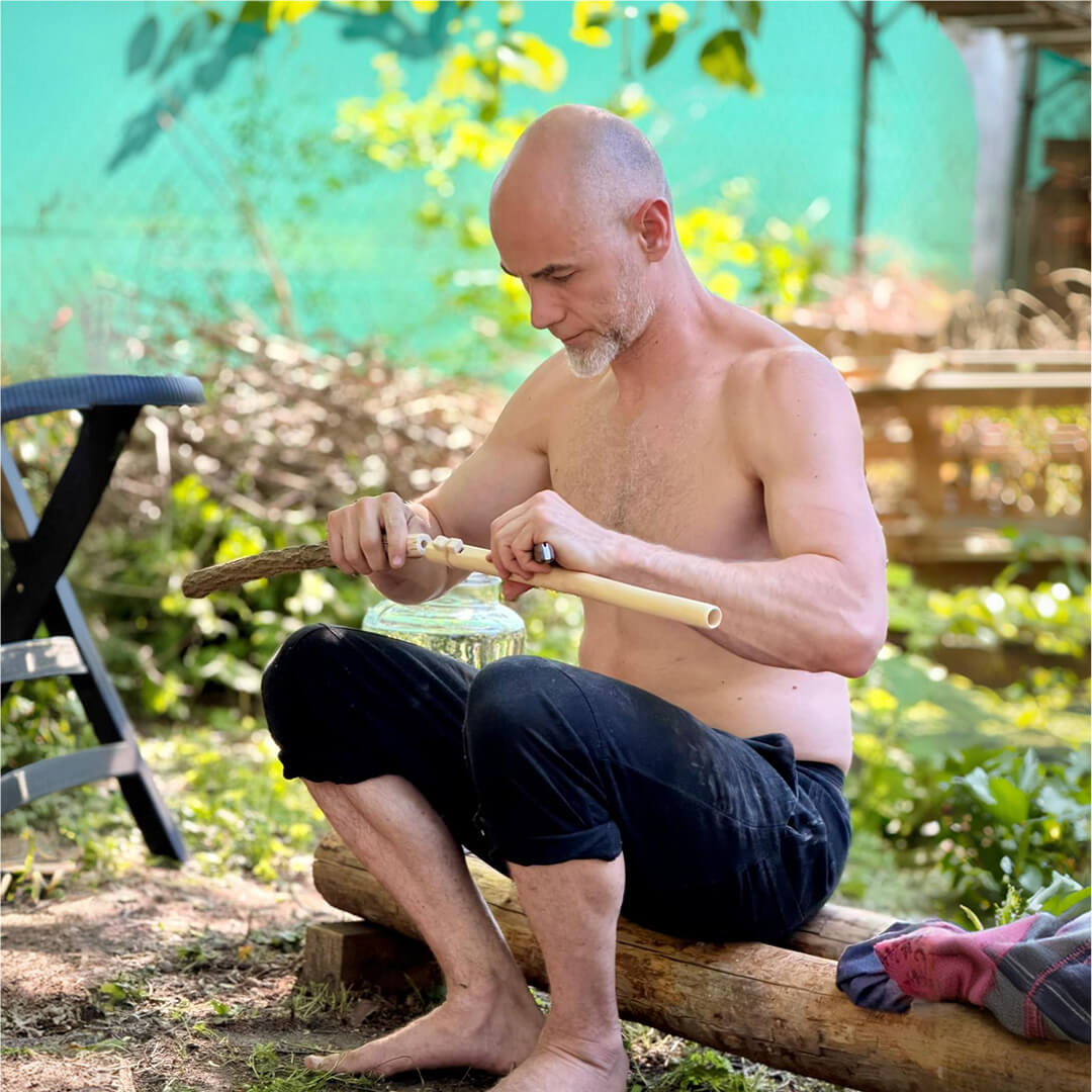 Marek vyřezává flétnu